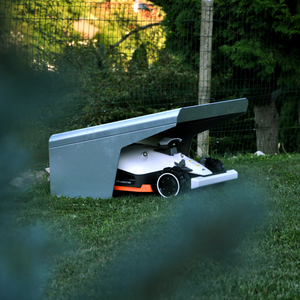 Metallüberdachung für Rasenmähroboter - Schutz vor Sonne und Regen