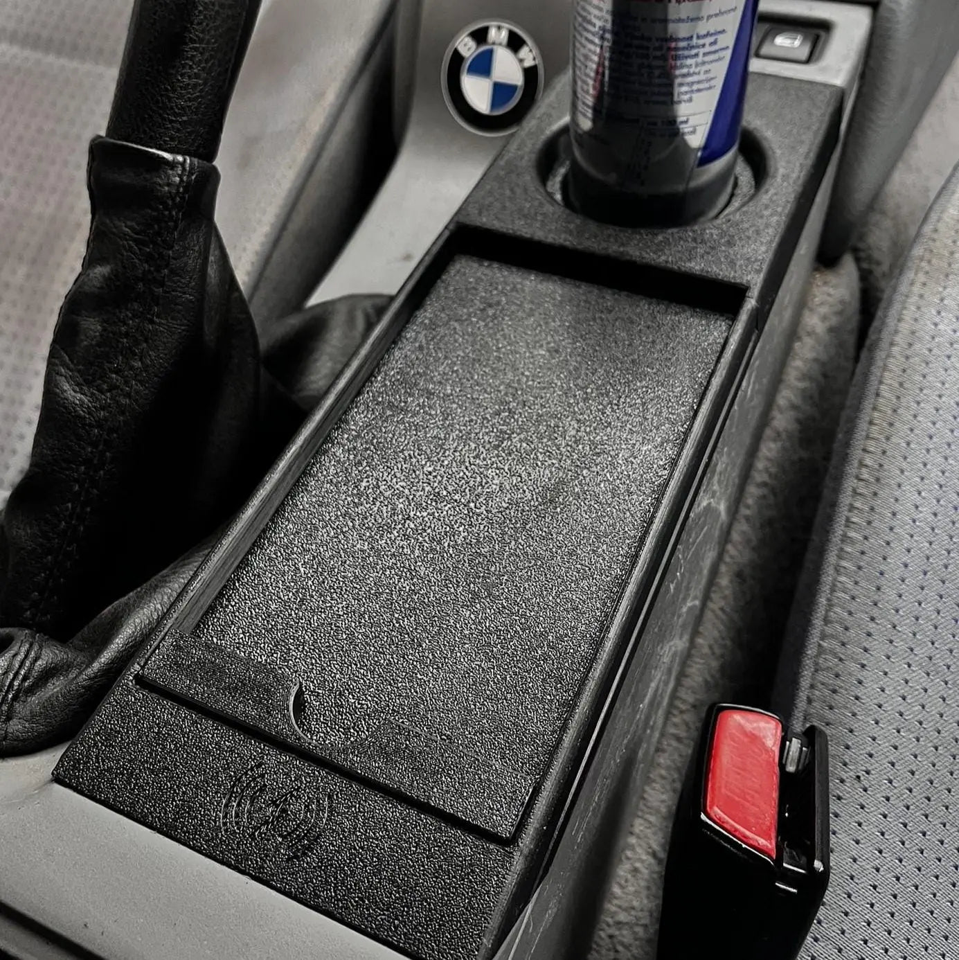 Kabelloses Ladegerät mit integriertem Getränkehalter für BMW 3er (E46) - Exact Designs