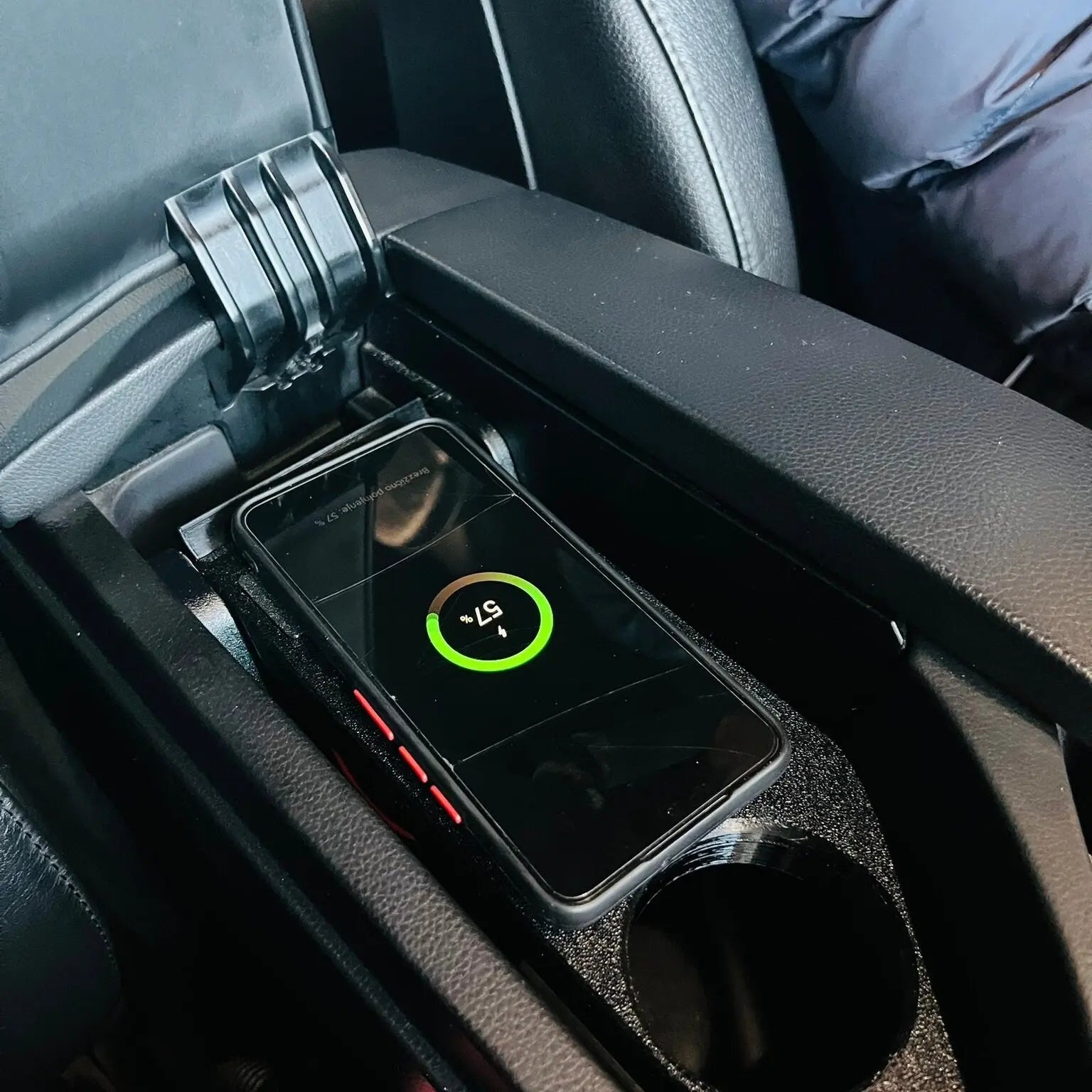 Kabelloses Ladegerät mit integriertem Getränkehalter für BMW 5er Serie (E60/E61) - Exact Designs